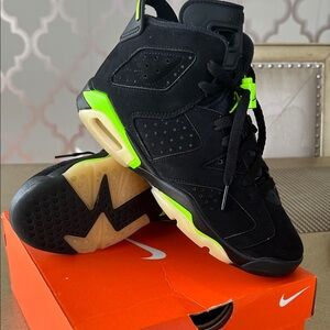 Nike woman’s Black and Neon Green Sneakers